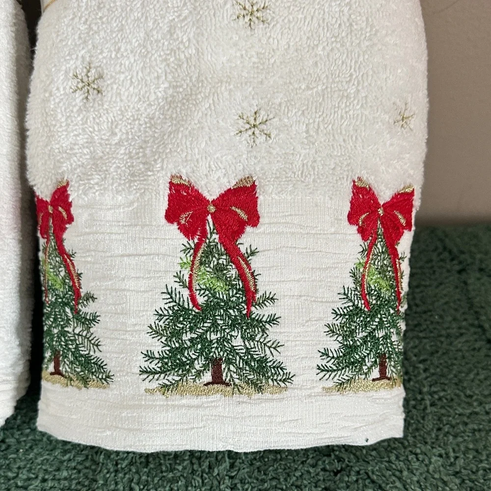 Glitz & Glimmer Festive Holiday Christmas Tree Hand Towels Red Bow NEW!